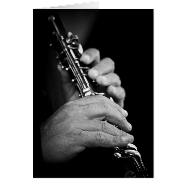 Flauta siendo tocada en blanco y negro por gitano (Frente)
