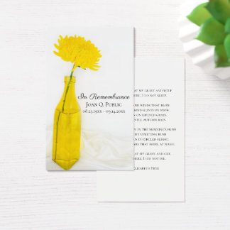 Flor amarilla en tarjeta de oración del servicio f