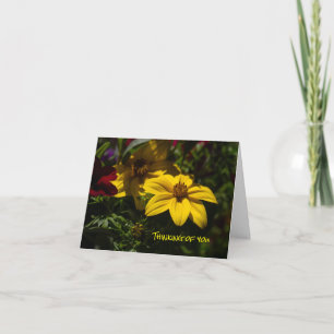 Flor amarilla piensa en tu tarjeta de felicitación