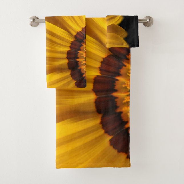 Flor amarilla sobre fondo negro (In situ)