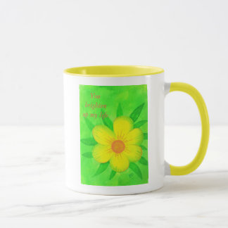 Flor amarillo brillante en los tazas de vida verde