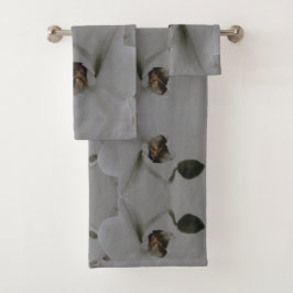 Flor artificial en tonos grises