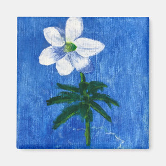 flor blanca en imán de pintura azul