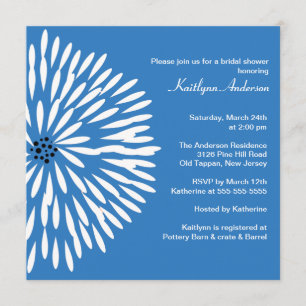 Flor blanca en la invitación nupcial azul de la