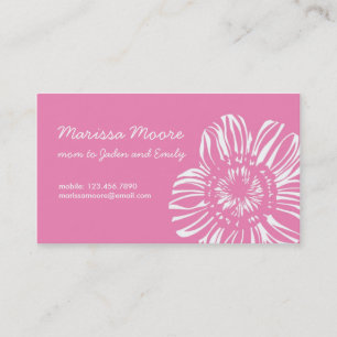 Flor blanca en tarjeta rosada