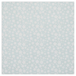 Flor blanca pequeña en tela azul