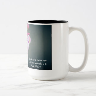 Flor con la taza del verso de la biblia
