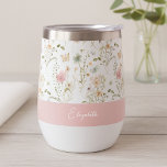 Flor de flores nombre personalizado<br><div class="desc">Siéntese en el estilo con este tumbler de vino aislado de excelente factura, diseñado para llevar elegancia a cada momento. Con un delicado patrón de flores silvestres en suaves tonos pastel, este tumbler capta el encanto de un prado floreciente con mariposas y vegetación. El diseño se complementa con una banda...</div>