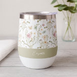 Flor de flores nombre personalizado<br><div class="desc">Siéntese en el estilo con este tumbler de vino aislado de excelente factura, diseñado para llevar elegancia a cada momento. Con un delicado patrón de flores silvestres en suaves tonos pastel, este tumbler capta el encanto de un prado floreciente con mariposas y vegetación. El diseño se complementa con una banda...</div>