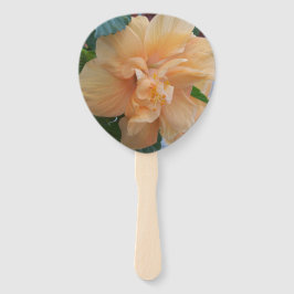 Flor de hibisco naranja en un abanico portátil