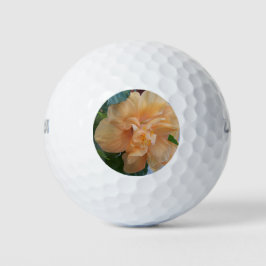 Flor de hibisco naranja en una bola de golf