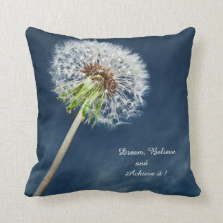 flor del diente de león y almohada de motivación