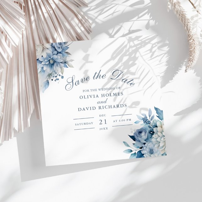 Flor dulce azul y blanca salva la tarjeta de fecha (Boho Floral Pampas Grass Wedding Save the Date on a sunny white table.)