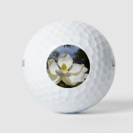 Flor magnolia blanca y abeja en bola de golf