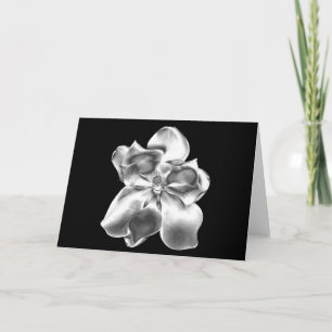 Flor metálica de la magnolia en tarjeta de nota en