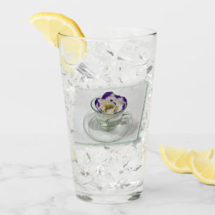 Flor morada blanca en una taza