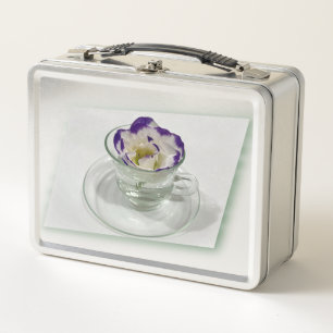 Flor morada blanca en una taza