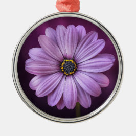 Flor morada en ornamento cerámico en flor