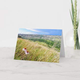 Flor púrpura del cono con una tarjeta de nota de