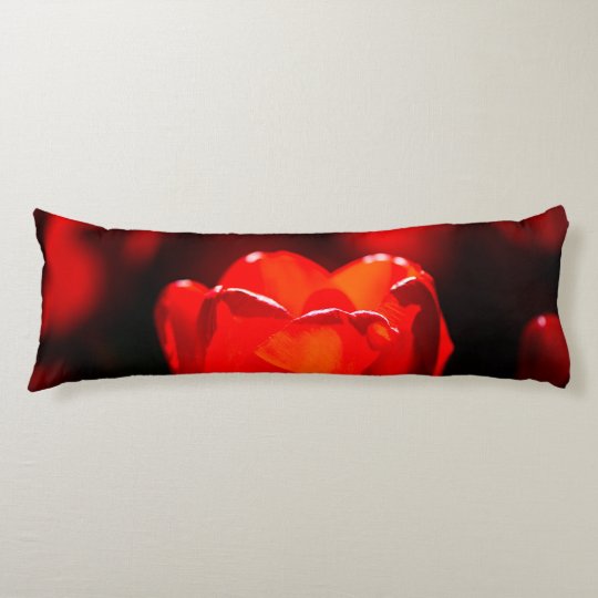 Flor roja del tulipán - fuego almohada de cuerpo entero