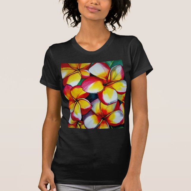 Flor rosada frangipani en camiseta negra (Anverso)