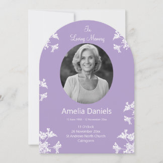 Flor silvestre blanca en tarjeta funeraria de memo