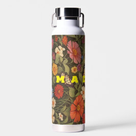 Flor silvestre con botella de agua del jardín de m