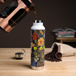 Flor silvestre con botella de agua del jardín de m