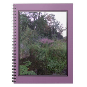 Flora de lavanda silvestre junto al lago Cuaderno
