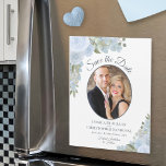 Floral azul turquesa salva la foto de fecha imán<br><div class="desc">Estas bellas tarjetas magnéticas ahorran las tarjetas de cita son una manera maravillosa de hacer que sus amigos y familiares sepan de su próximo boda. El diseño rústico de la moda boho muestra su foto en un marco ovalado rodeado por un bívedo de rosas acuarelas pintadas a mano y flores...</div>