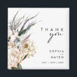 Floral blanca | Imán del Favor de la Boda<br><div class="desc">Diseñamos estas florales blancas | imán de favores matrimoniales para completar su boda tropical oscuro y rústico. Con su vegetación bohemia acuática y sus modernas flores bohemias de invierno, como protea, dahlia y loto seco, el diseño seguro que desprenderá su temática verde y blanca minimalista. Cambie el texto y agregue...</div>