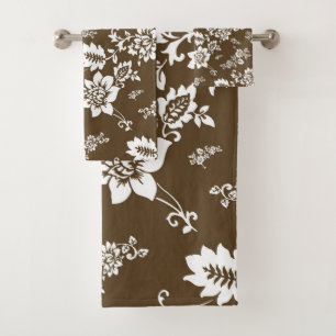 Floral blanca sobre fondo marrón choco