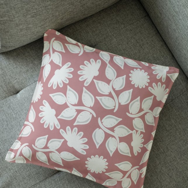 Floral caprichoso en rosa polvoriento almohada de  (Subido por el creador)