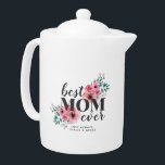 Floral rosa mejor mamá jamás tetera personalizada<br><div class="desc">Monograma personalizado "Mejor Mamá Nunca" con tipografía minimalista y elegantes flores color de agua rosada. Personalizar con el nombre inicial,  el nombre y los nombres de los niños de mamá. Ideal para el regalo del Día de la Madre o regalo de cumpleaños para mamá.</div>