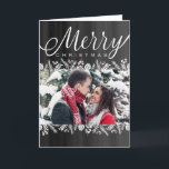 Floral y Berries Chalkboard Feria de Navidad<br><div class="desc">Esta elegante tarjeta de Navidades fotográficos presenta acentos blancos de poinsettias, conos de pino y ramas de pino con toques de bayas rojas, todo ello sobre un fondo de pizarra. Obtén "oohs and aahs" de la familia y amigos en esta temporada de Navidades cuando envías un saludo único y moderno...</div>