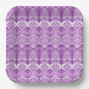 Florecen Flores Purpúreas en Plato de Papel