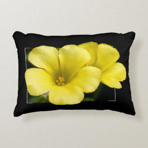 flores amarillas almohada negra