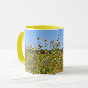 Flores amarillas de girasoles en una taza de arte 