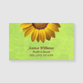 Flores amarillas en un abstracto monograma verde