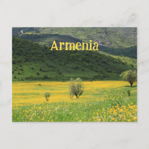 Flores amarillas y postal de Armenia en la ladera