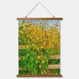 Flores amarillas y tapiz de vallas