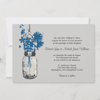 Flores azules silvestres y invitaciones a la boda