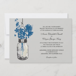 Flores azules silvestres y invitaciones a la boda