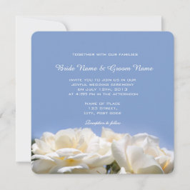flores blancas de rosa en invitación de boda azul