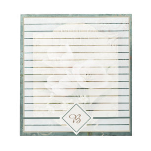 Flores blancas en bloc de notas verde