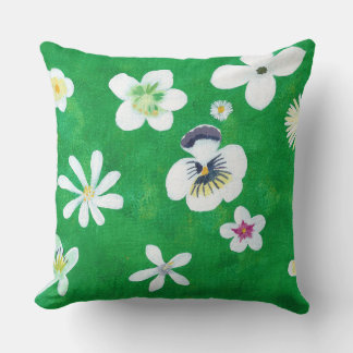 Flores blancas en Cojines decorativos verdes