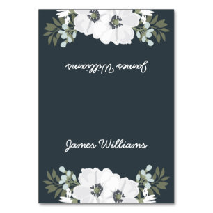 Flores blancas en las tarjetas de asiento del Boda