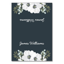 Flores blancas en las tarjetas de asiento del Boda