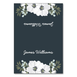 Flores blancas en las tarjetas de asiento del Boda