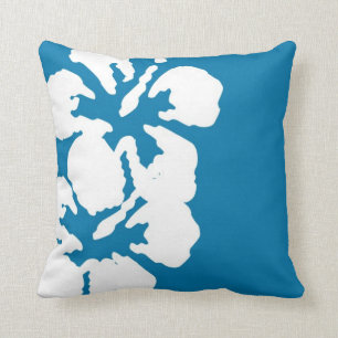 Flores blancas hibiscus en Cojín decorativo azul